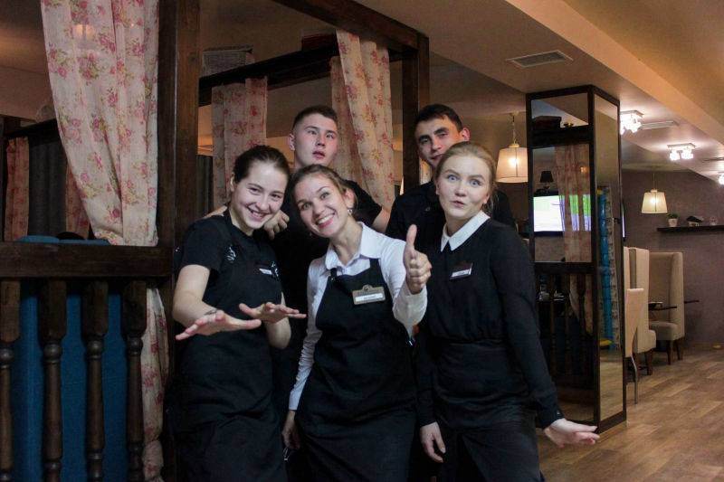 Лучшая команда официантов, поваров в кафе-паб Bellissimo в Березовском